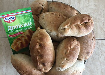 Мини-пирожки с капустой и яйцом