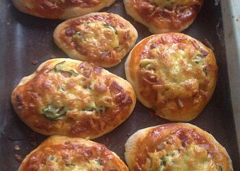 Мини пиццa по-школьному
