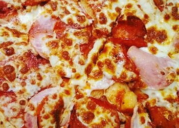 Пицца с соусом песто