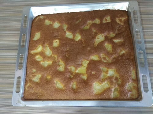 Фото рецепта Воздушная шарлотка с ананасами