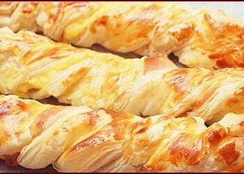 СЛОЕНЫЕ КОСИЧКИ С КОПЧЕНОЙ КУРИЦЕЙ И СЫРОМ