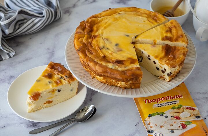 Творожная запеканка с изюмом и курагой