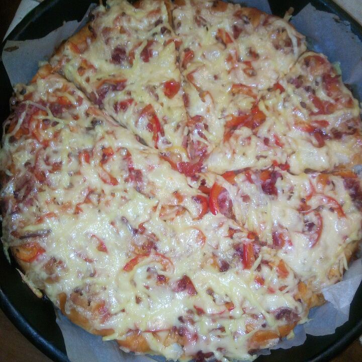 Фото пиццы с сыром и колбасой