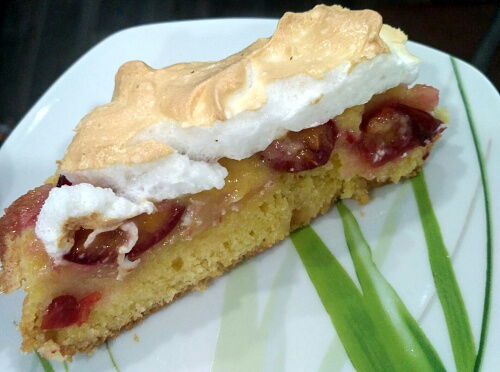 Фото рецепта Пирог со сливами и белковым кремом