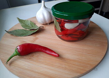 Маринованные острые перчики с чесноком