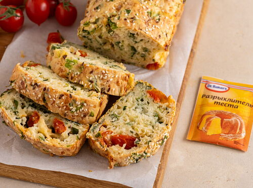 Закусочный кекс с томатами черри, шпинатом и сыром