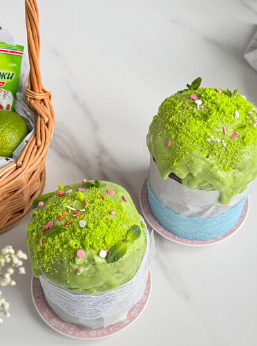 Шоколадный кулич с мятной начинкой и зелёной глазурью