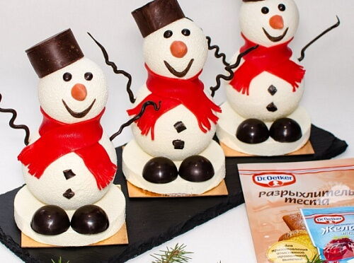 Фото рецепта Муссовое пирожное "Снеговик" с шоколадным велюром