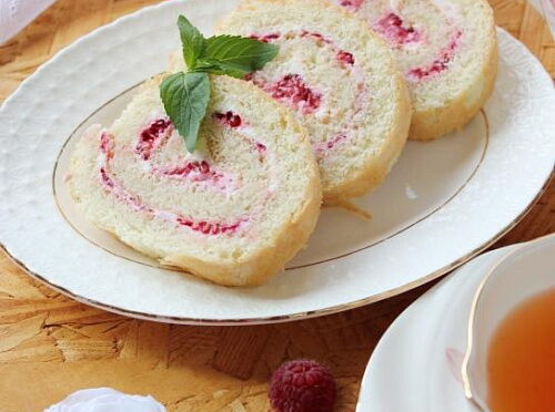 Фото рецепта Рулет &quot;Малина и творог&quot;