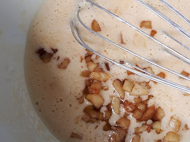 Шарлотка с карамелизированными яблоками на сковороде