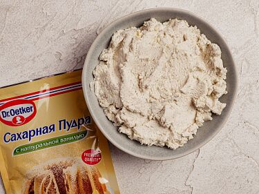 Фото шага рецепта №3 Смешать творог, сахарную пудру и натертую цедру, растереть, при желании добавить ложку сахара, мёда или сиропа.
