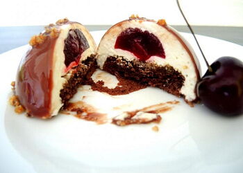 Вишня в сливочном "облаке"