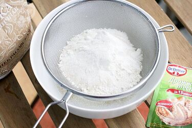 Муку просеять и смешать со смесью для приготовления дрожжевого теста Dr. Bakers. Соединить мучную и молочную составляющие.