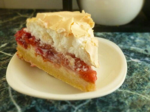 Фото рецепта Сливовый пирог с меренгой