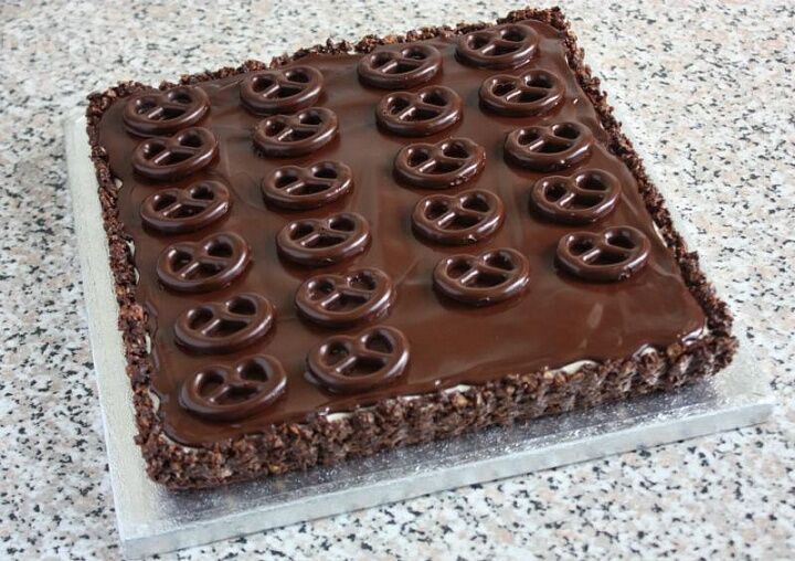 Шоколадный пирог с бретцелями