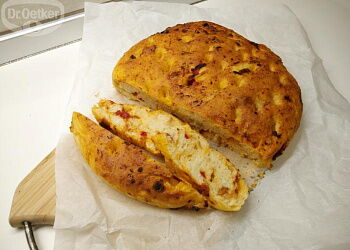 Фокачча с вялеными помидорами