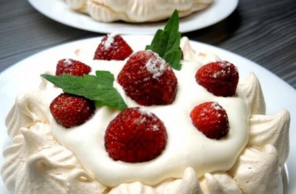 Мини Павловы с клубникой