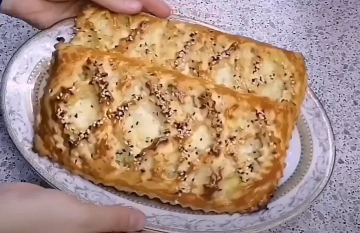 Вкусный мясной пирог из обычных продуктов. фото