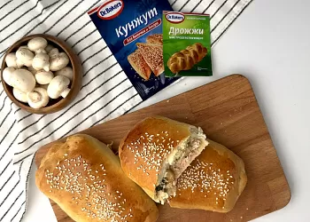 Мини-пироги с творожным сыром, рыбой и грибами