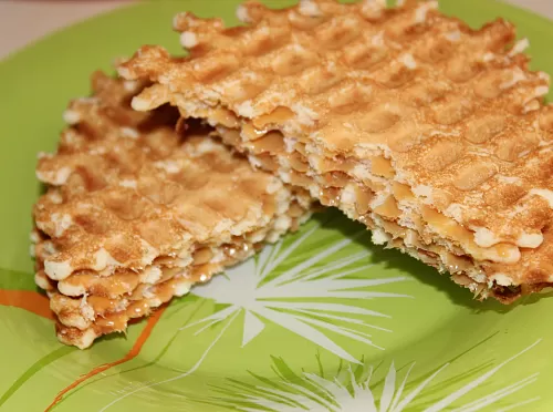 Фото рецепта Быстрый завтрак - вафли со сгущенкой в электровафельнице