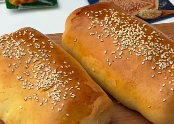 Мини-пироги с творожным сыром, рыбой и грибами