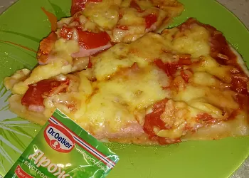 Пицца с ветчиной, томатами и сыром