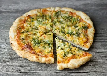 Пицца с сыром, фенхелем и кабачком