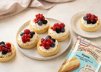 Тарталетки с кремчизом и ягодами