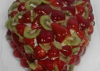 Летний тортик с клубникой и киви