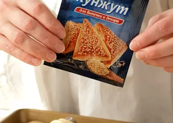 Трубочки-морковки из слоёного теста