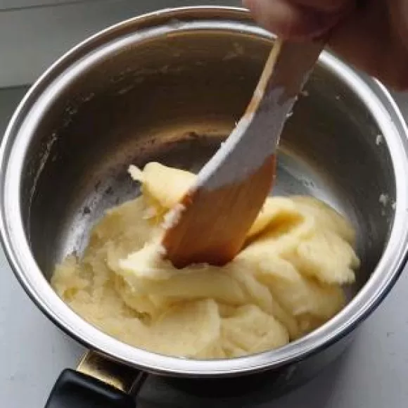Масло в горячую воду сливочное. Заварное тесто. Заварное тесто масло и вода. Лопатка для замешивания теста. Заварное тесто разрыхлитель.