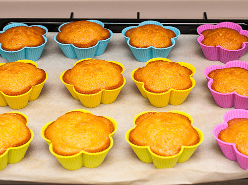 Фото рецепта Кексы на кефире с вишней