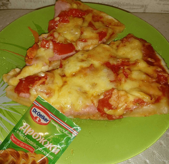 Пицца с ветчиной, томатами и сыром фото