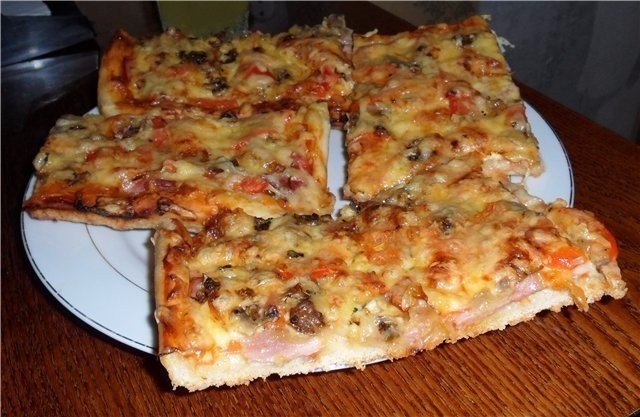 Пицца из слоеного теста с копченой колбасой