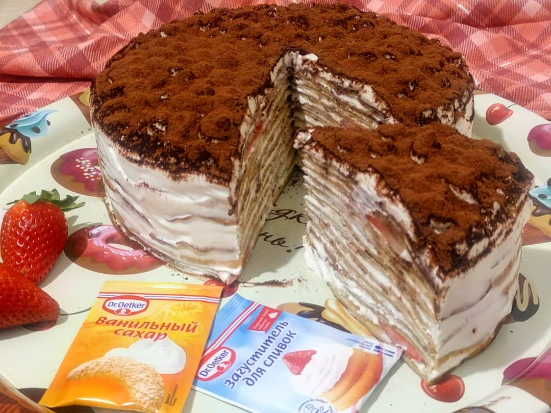 Блинный торт тирамису. Блинный торт с творожным кремом. Блинный торт рецепт с творожным кремом.