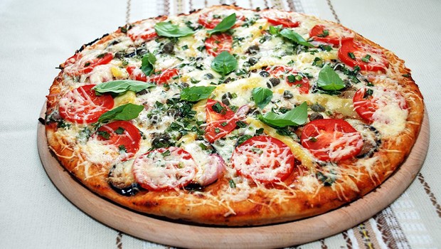 Ингредиенты для вегетарианской пиццы с грибами и помидорами