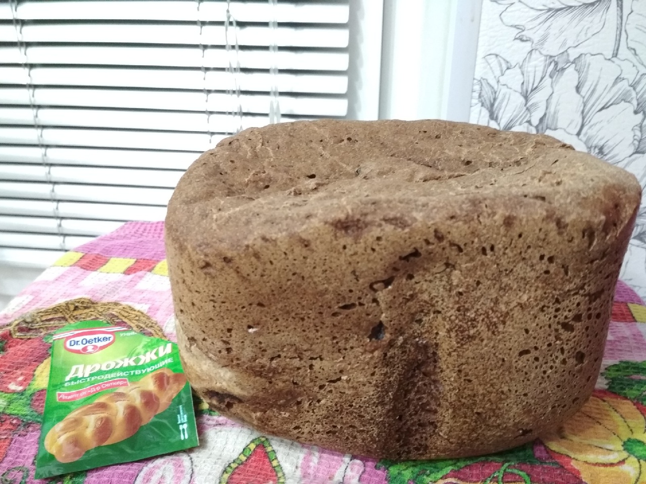 Рецепт бородинского хлеба на дрожжах. Хлеб Измайловский. Бородинский хлеб с изюмом. Чёрный хлеб с изюмом Бородинский. Мороженое с бородинским хлебом.
