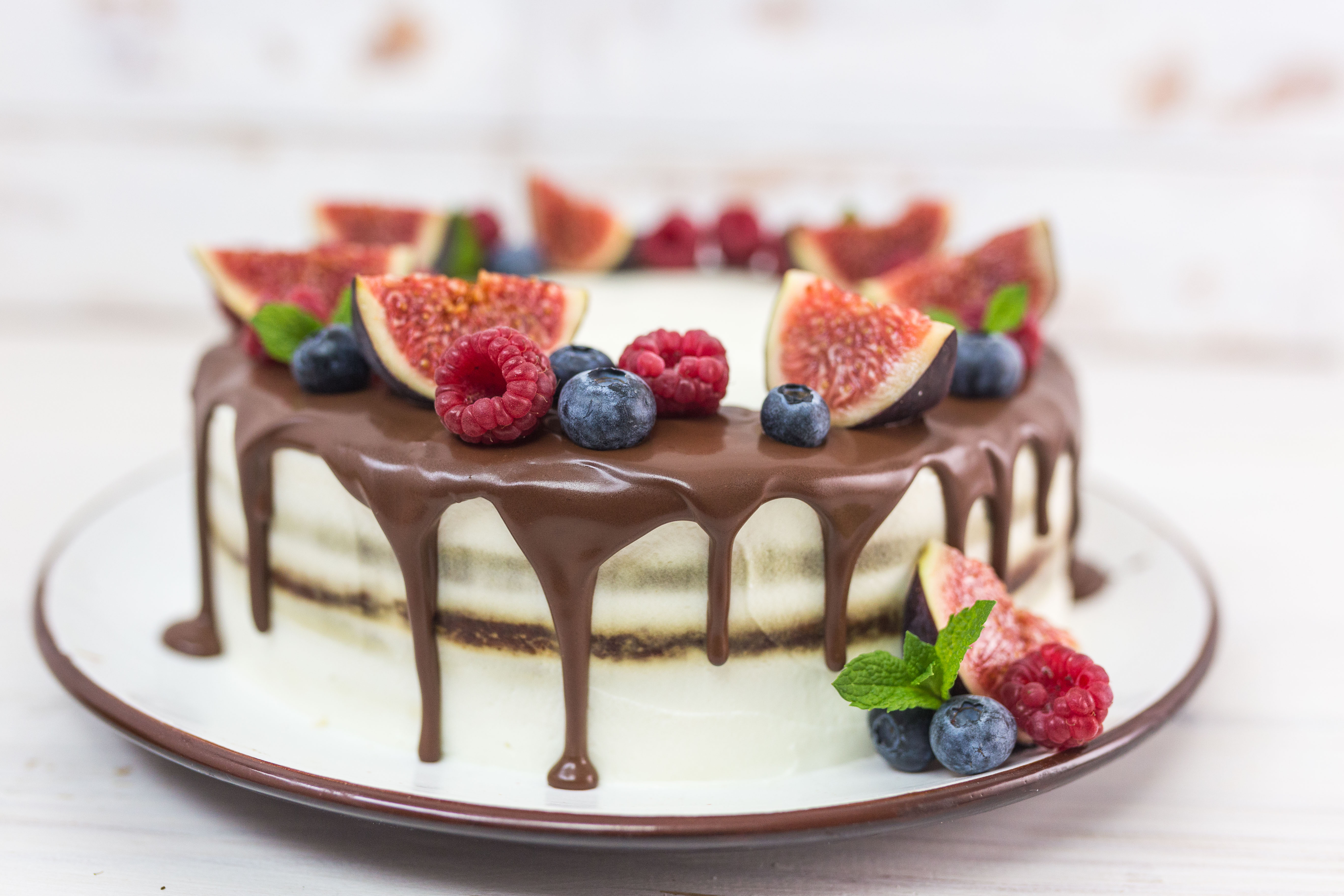 Шоколадно-ванильный торт с крем-чизом
