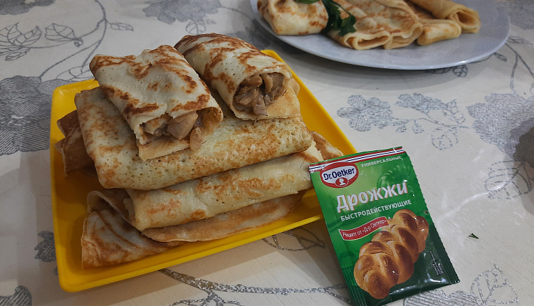 Дрожжевые блины с курицей и грибами