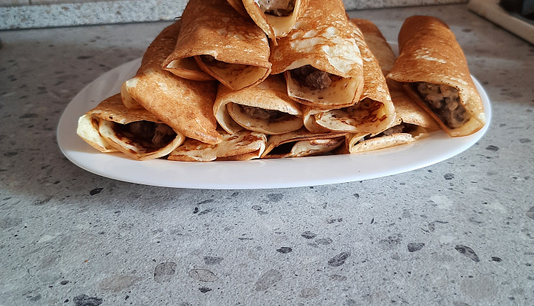 Дрожжевые блины с курицей и грибами