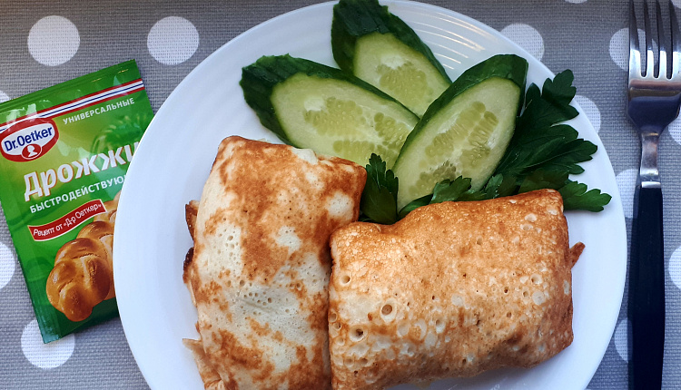 Дрожжевые блины с курицей и грибами