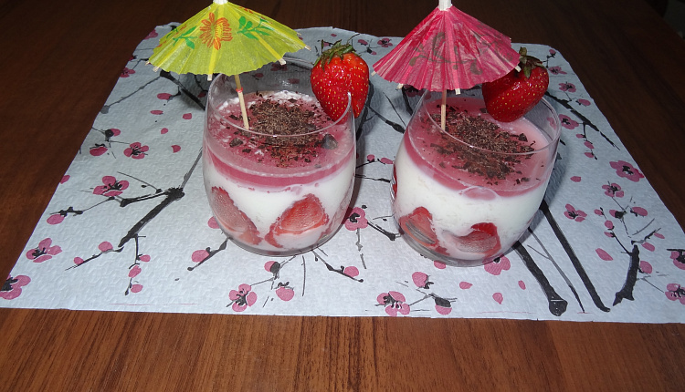 Десерт с рикоттой, клубникой и печеньем