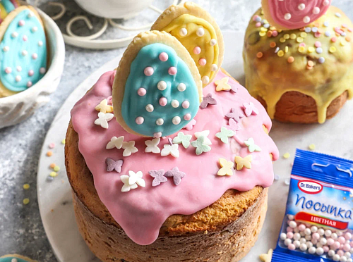 Фото рецепта Творожный кулич с клюквой и пасхальным печеньем