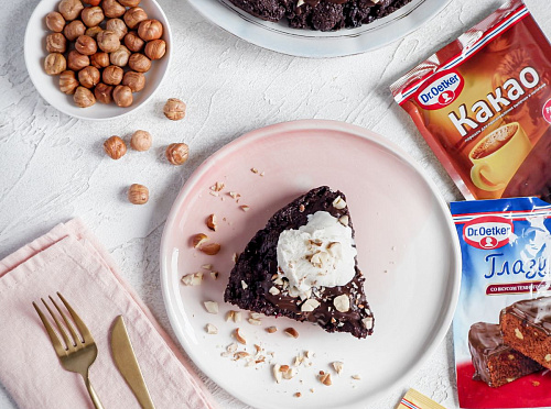 Фото рецепта Брауни с ягодами и шоколадной глазурью