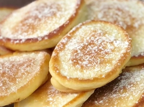 Фото рецепта Пышные и воздушные оладьи с шоколадной начинкой. 