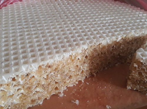 Фото рецепта Вафельный торт с медом и перцем