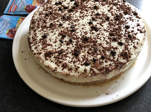 Фото рецепта Торт-суфле из печенья и творога без выпечки