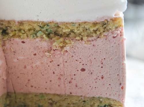 Фото рецепта Клубничный торт - суфле с меренгой