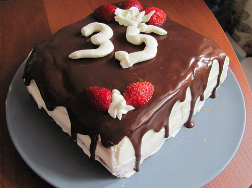 Фото рецепта Бисквитный торт с заварным белковым кремом