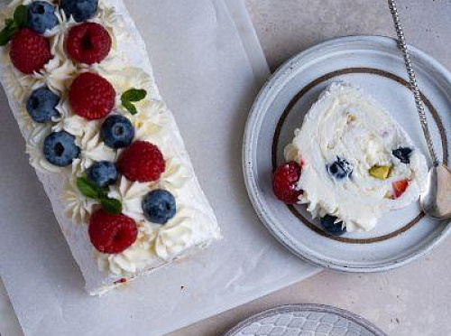 Фото рецепта Меренговый рулет с фисташками и свежими ягодами